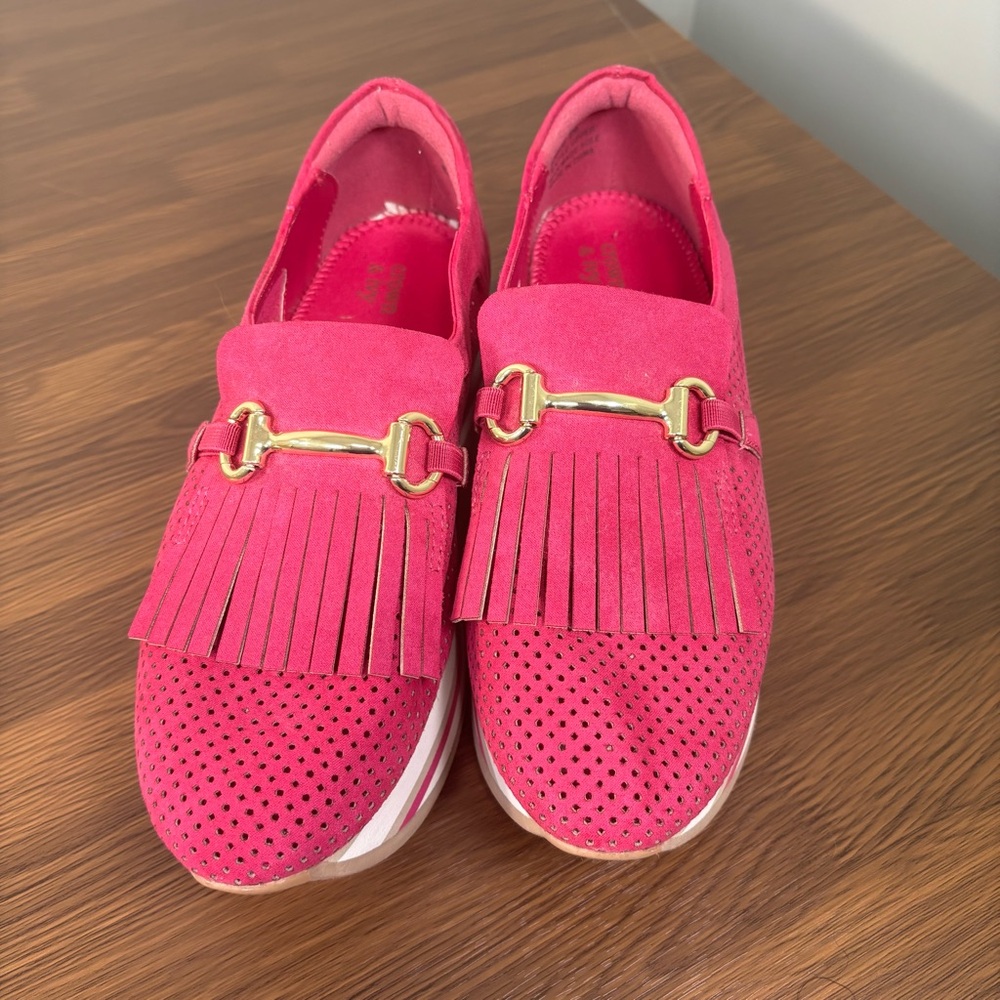 Crown & Ivy Bosco Fuchsia Platform Loafers with Gold Detail